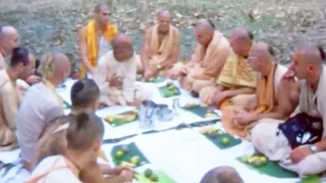 Prabhupada in India -- 1975 -- (Darshan 13)